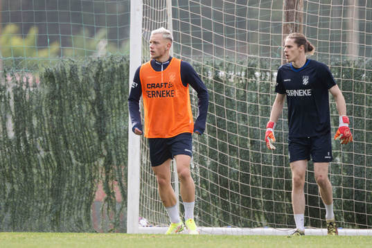 Erik Sorga och målvakt Adam Ingi Benediktsson