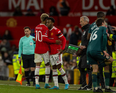 Manchester Uniteds Anthony Elanga byts in