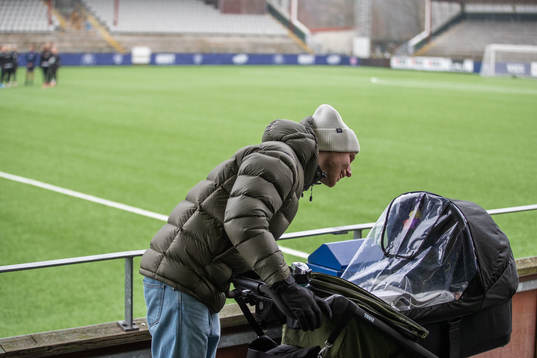 Andreas Wik på läktaren med barnvagn