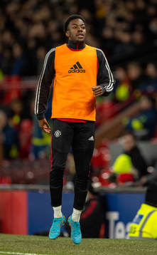 Manchester Uniteds Anthony Elanga värmer upp