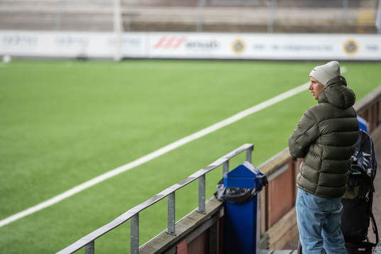 Andreas Wik på läktaren med barnvagn