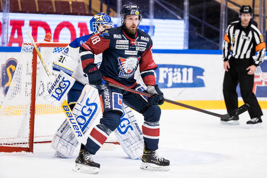 Linköpings Alexander Johansson framför Leksands målvakt