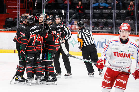 Örebros Jani Lajunen jublar med lagkamrater