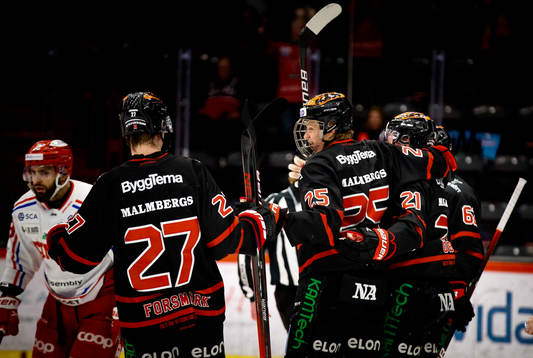 Örebros Linus Öberg gör 2-1 och jublar med Simon