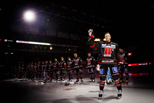 Örebros Gustav Backström blir hyllad i samband med sin