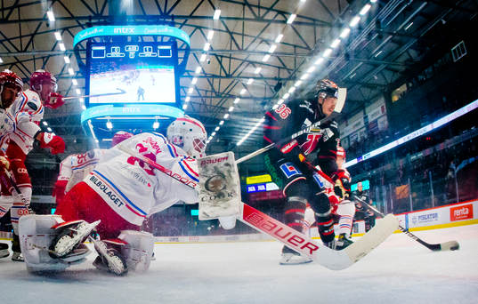 Örebros Emil Larsson nära att göra mål på Timrås