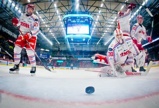 Örebros Emil Larsson nära att göra mål på Timrås