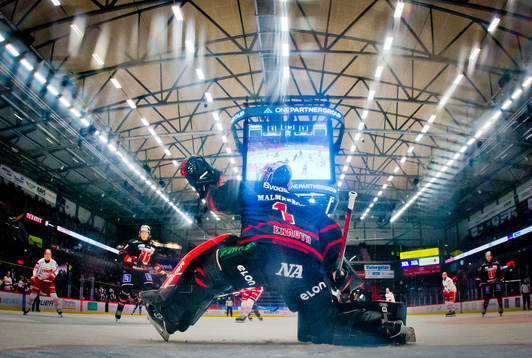 Örebros målvakt Jhonas Enroth räddar ett skott