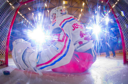 Timrås målvakt Jacob Johansson deppar vid 2-1 målet