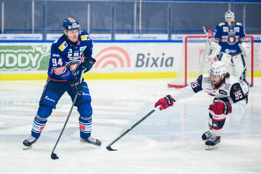 Växjös Joel Persson och Malmö Redhawks Carl Persson