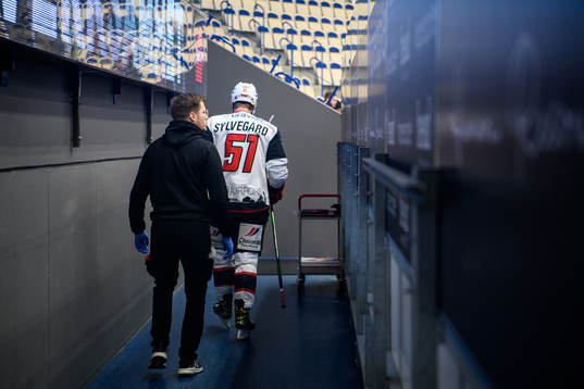 Malmö Redhawks Emil Sylvegård lämnar skadad