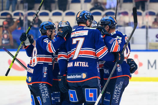 Växjös Joel Persson jublar med lagkamrater