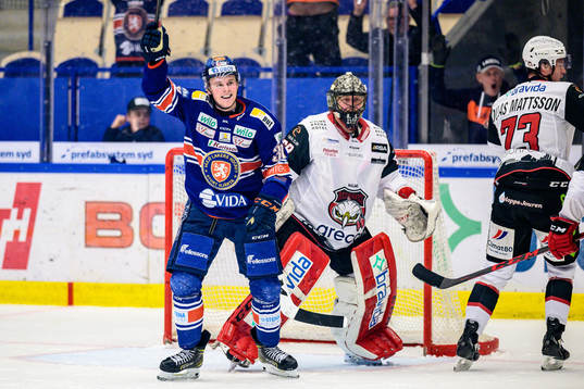 Växjös Olle Lycksell jublar och Malmö Redhawks målvakt