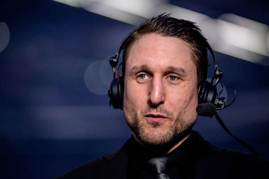 Malmö Redhawks tränare Tomas Kollar blir intervjuad av