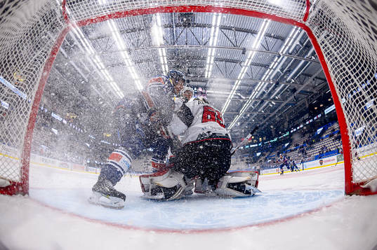 Växjös Erik Josefsson oroar vid Malmö Redhawks målvakt