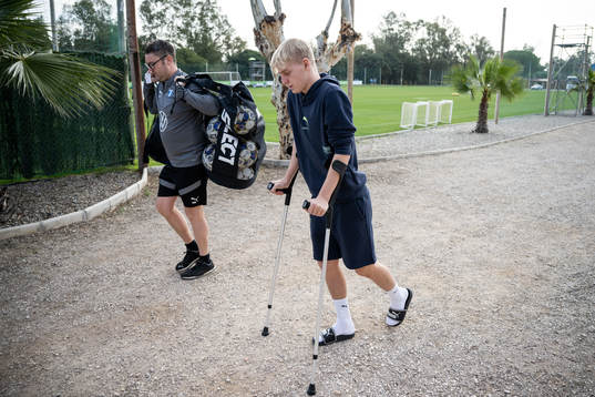 Emil Lindman på kryckor