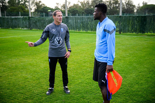 Assisterande tränare Nikola Trajkovic och Malik Abubakari