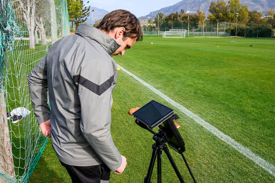 Tränare Milos Milojevic inspekterar en ipad som visar