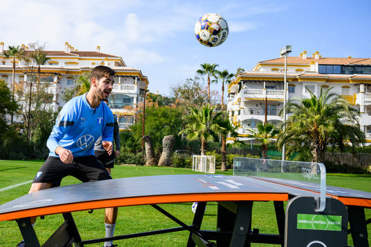 Adi Nalic spelar fotbollsgolf