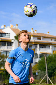 Anders Christiansen spelar fotbollsgolf