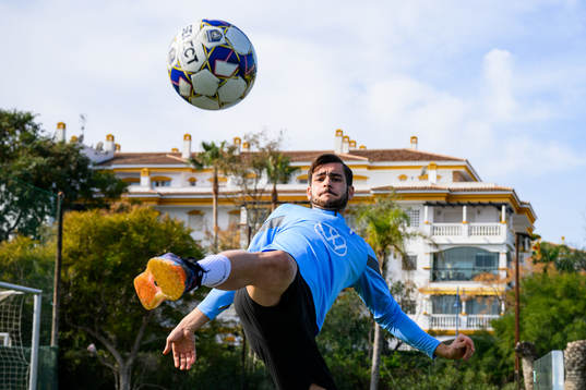 Adi Nalic spelar fotbollsgolf