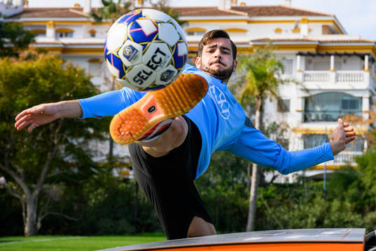 Adi Nalic spelar fotbollsgolf
