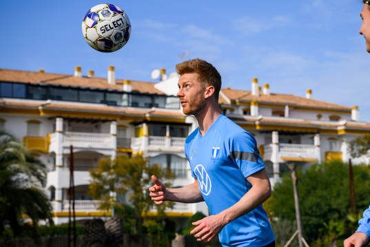 Anders Christiansen spelar fotbollsgolf