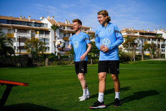 Anders Christiansen och Sebastian Nanasi spelar fotbollsgolf