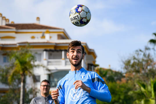Adi Nalic spelar fotbollsgolf