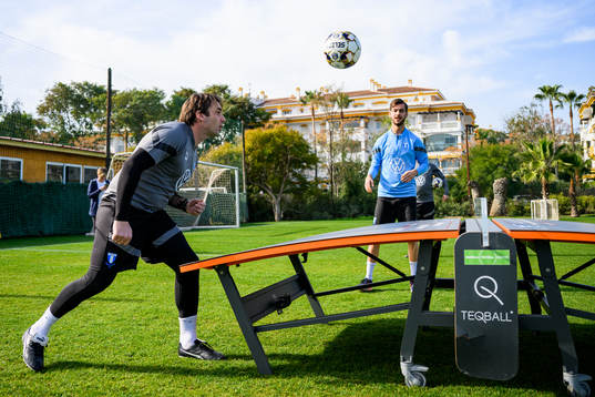 Adi Nalic och tränare Milos Milojevic spelar fotbollsgolf