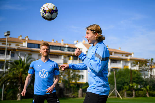 Anders Christiansen och Sebastian Nanasi spelar fotbollsgolf