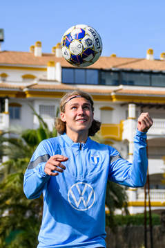 Sebastian Nanasi spelar fotbollsgolf