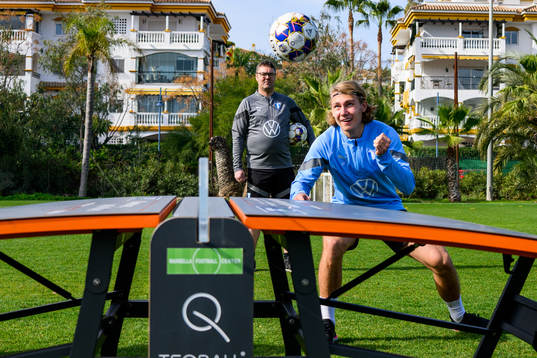 Sebastian Nanasi spelar fotbollsgolf