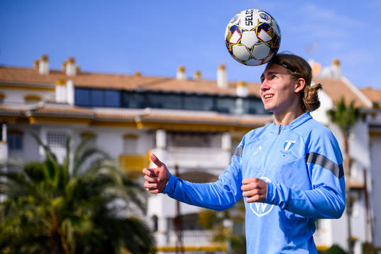Sebastian Nanasi spelar fotbollsgolf