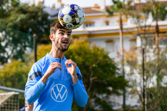 Adi Nalic spelar fotbollsgolf