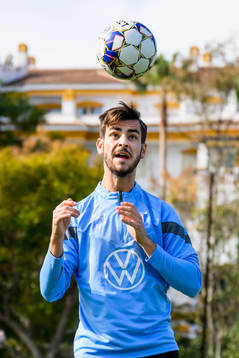 Adi Nalic spelar fotbollsgolf