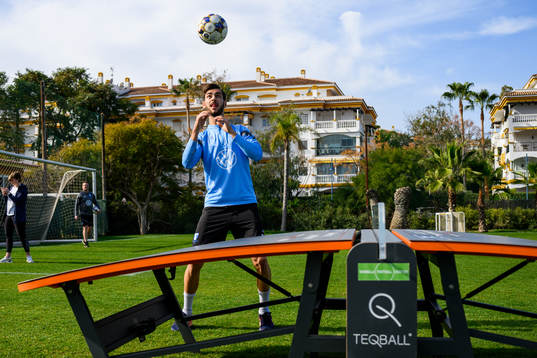 Adi Nalic spelar fotbollsgolf