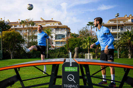 Anders Christiansen och Adi Nalic spelar fotbollsgolf