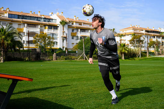 Tränare Milos Milojevic spelar fotbollsgolf