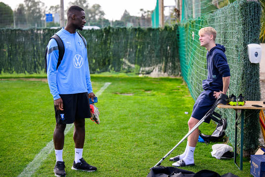 Målvakt Ismael Diawara i samtal med Emil Lindman