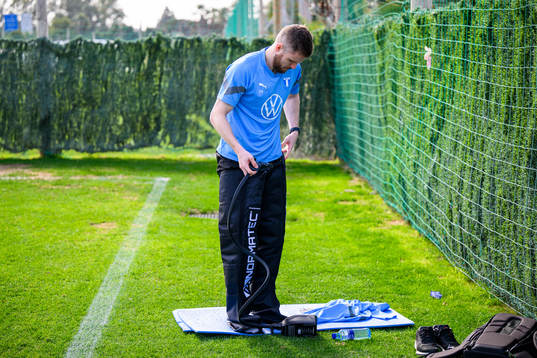 Lasse Nielsen använder ett par recoverybyxor