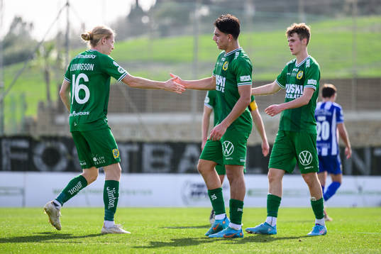 Hammarbys Gustav Ludwigson (v) jublar med lagkamrater