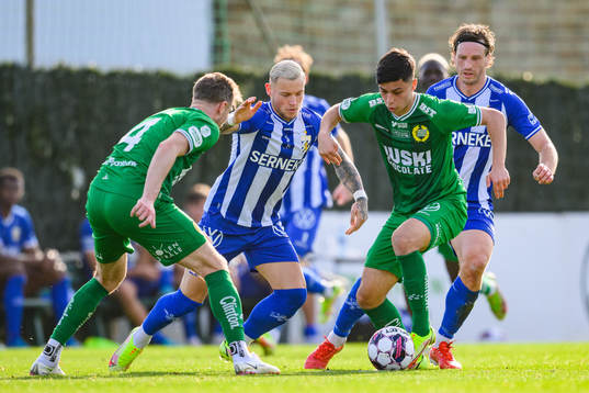 Hammarbys Richard Magyar och Alper Demirol i en kamp mot