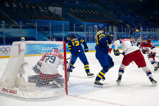 Emma Murén of Sweden scores 2-1 in the women’s ice