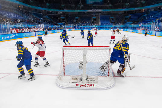 Maja Nylén-Persson and goaltender Emma Söderberg of