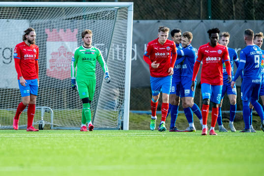 Helsingborgs Ali Suljic och målvakt Kalle Joelsson deppar