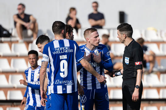 IFK Göteborgs Oscar Wendt i samtal med domaren