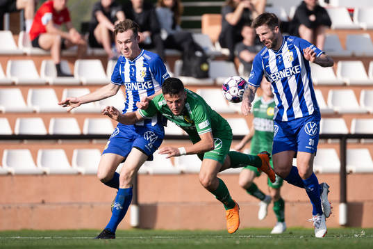 Hammarbys Astrit Selmani i en kamp mot IFK Göteborgs