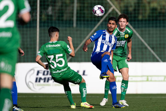 IFK Göteborgs Hosam Aiesh i en kamp mot Hammarbys Kalle