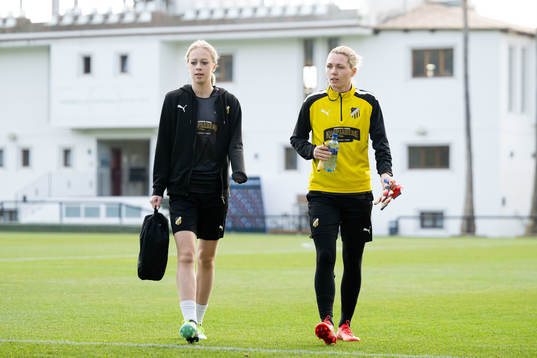 Lisa Löwing och målvakt Jennifer Falk